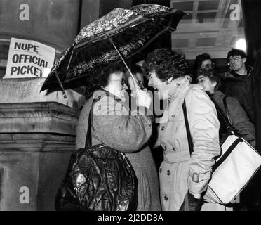 Picket NUPE. Sorride sulla linea dei picket presso gli edifici municipali, Dale Street, Liverpool, Merseyside. Una delle donne che colpisce (a sinistra) e un membro del personale condividono una battuta. 4th dicembre 1985. Foto Stock