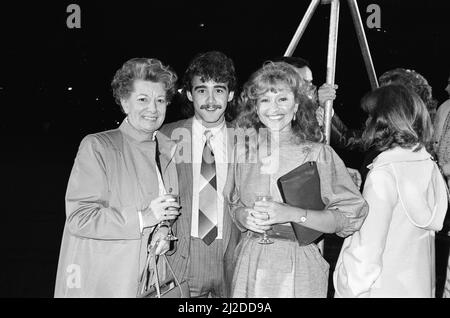 Il cast di Coronation Street partecipa a una festa. Jean Alexander, Michael le Vell, sue Jenkins. Dicembre 1985. Foto Stock