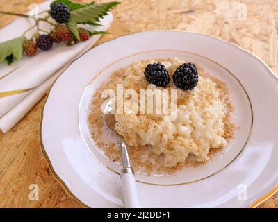 Budino di riso con more Foto Stock