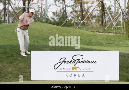 Settembre 18, 2011-Incheon, Corea del Sud-Russ Cochran degli Stati Uniti, 14th hall putt durante la finale del campionato PGA Tour Songdo IBD al golf club Jack Nicklaus di Incheon il 18 settembre 2011. Foto Stock