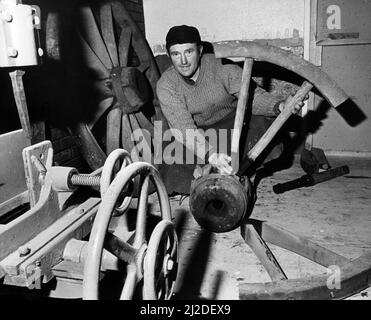 Stockton Preston Hall Museum. 19th gennaio 1985. Grande ruota di legno, l'ultima aggiunta alla strada vittoriana al museo Preston Hall, Yarm Road, Preston Park, Stockton on on Tees. Ha travollato le strade di Thornaby spostando il carro di terra di notte da casa a casa, una parte vitale di strutture sanitarie vittoriane. Ora la ruota, che è stato scoperto al deposito di manutenzione di Stockton Council Sun Street, è diventata l'ultima aggiunta al negozio di Wheelwright Streets. Foto Stock