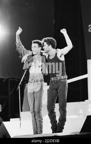 Wham. Concerto di addio al Wembley Stadium, Londra Inghilterra (foto) George Michael e Andrew Ridgeley sul palco. 28th giugno 1986. Foto Stock