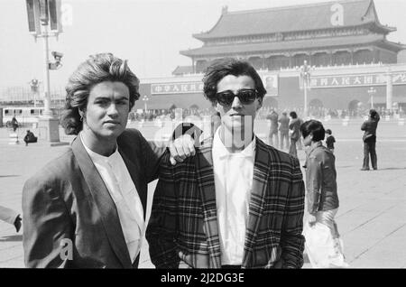 George Michael (a sinistra) e Andrew Ridgeley (a destra) da Wham ! In Cina. 1985. Wham! ci siamo stati in un tour di 10 giorni. Sono raffigurati di fronte al Palazzo Proibito in Piazza Tiananmen, Pechino nel 1985 la Cina si stava svegliando al mondo fuori dopo la propria Rivoluzione Culturale, e Wham! Erano la prima band occidentale a suonare nella Cina comunista. Il vero nome di George Michael è Georgios Kyriacos Panayiotou Foto scattata il 9th aprile 1985 Foto Stock