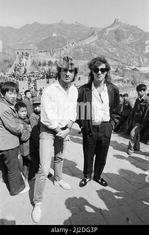 George Michael (a sinistra) e Andrew Ridgeley (a destra) da Wham ! Sulla Grande Muraglia della Cina, in Cina. 1985. Wham! ci siamo stati in un tour di 10 giorni. Il vero nome di George Michael è Georgios Kyriacos Panayiotou nel 1985 la Cina si stava svegliando al mondo fuori dopo la propria Rivoluzione Culturale, e Wham! Erano la prima band occidentale a suonare in Cina. Il vero nome di George Michael è Georgios Kyriacos Panayiotou Foto scattata il 9th aprile 1985 Foto Stock