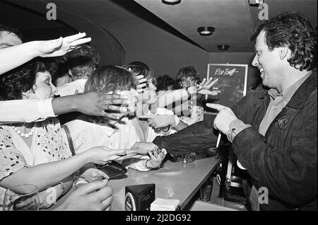 Leslie Grantham incontra i tifosi allo Zhivagos Nightclub di Nottingham. 14th giugno 1986. Foto Stock