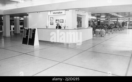 Banco informazioni all'Aeroporto di Teesside 10th Aprile 1985 Foto Stock