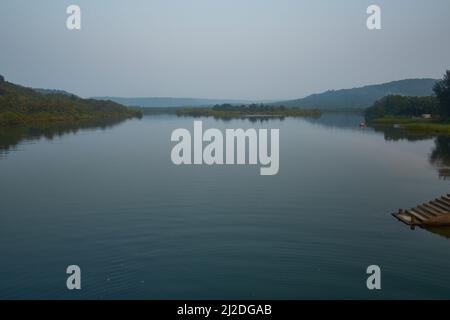 La spiaggia di Aare Waare si trova tra Ganapatiphule e Ratnagiri. Non è affollata, ha anche questo bellissimo estuario nelle vicinanze. Foto Stock