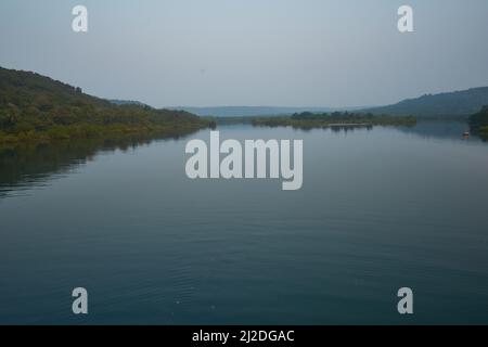 La spiaggia di Aare Waare si trova tra Ganapatiphule e Ratnagiri. Non è affollata, ha anche questo bellissimo estuario nelle vicinanze. Foto Stock