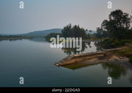 La spiaggia di Aare Waare si trova tra Ganapatiphule e Ratnagiri. Non è affollata, ha anche questo bellissimo estuario nelle vicinanze. Foto Stock