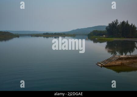 La spiaggia di Aare Waare si trova tra Ganapatiphule e Ratnagiri. Non è affollata, ha anche questo bellissimo estuario nelle vicinanze. Foto Stock