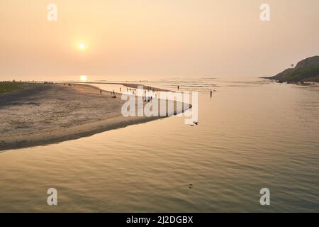 La spiaggia di Aare Waare si trova tra Ganapatiphule e Ratnagiri. Non è affollata, ha un bellissimo estuario nelle vicinanze. Foto Stock