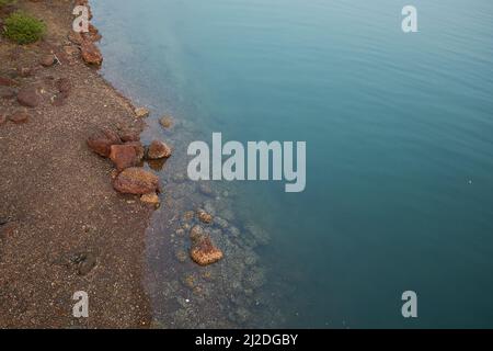 La spiaggia di Aare Waare si trova tra Ganapatiphule e Ratnagiri. Non è affollata, ha anche questo bellissimo estuario nelle vicinanze. Foto Stock