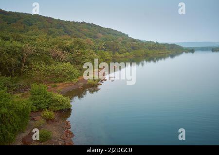 La spiaggia di Aare Waare si trova tra Ganapatiphule e Ratnagiri. Non è affollata, ha anche questo bellissimo estuario nelle vicinanze. Foto Stock