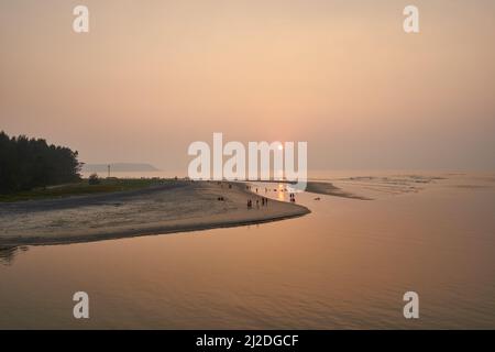 La spiaggia di Aare Waare si trova tra Ganapatiphule e Ratnagiri. Non è affollata, ha un bellissimo estuario nelle vicinanze. Foto Stock