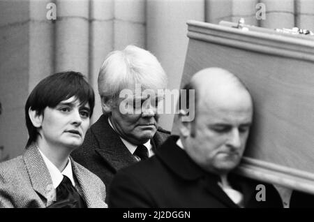 Tony Booth partecipa al funerale di sua moglie Pat Phoenix alla Chiesa del Santo Nome, Manchester. Sua figlia Cherie Blair è raffigurata accanto a lui. 23rd settembre 1986. Foto Stock