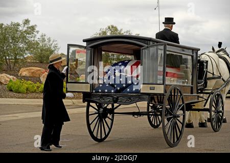 L'eroe americano si riposò. Il generale Brigadier Robert Cardenas, USAF, Ret, servizi di committale si sono tenuti presso il cimitero nazionale di Miramar, San Diego, California, il 31 marzo 2022. General Cardenas volò la B-29 che portò Chuck Yeager aloft alla sua velocità di suono record di rottura di volo. Dopo aver evadito la cattura durante la seconda guerra mondiale, Cardenas tornò negli stati Uniti per il test di volo catturato aereo tedesco. Dopo la guerra, è stato il pilota di prova principale sulla YB-49, l'ala volante originale. Le sue medaglie includono la Croce volante distinta, la Medaglia di Servizio distinta e il cuore viola. Foto Stock