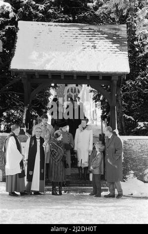 La famiglia reale lascia la Chiesa di Santa Maria Maddalena, Sandringham, Norfolk, dopo il servizio annuale della chiesa della stagione delle feste. La foto mostra la regina Elisabetta II, il principe Andrew, la principessa Anna, la principessa Diana e il principe Filippo, il duca di Edinbugh. Quest'anno 1985, la stagione di Natale ha visto una sana caduta di neve. Foto scattata il 29th dicembre 1985 Foto Stock