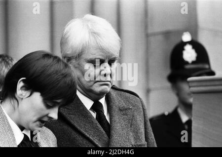 Tony Booth partecipa al funerale di sua moglie Pat Phoenix alla Chiesa del Santo Nome, Manchester. Sua figlia Cherie Blair è raffigurata accanto a lui. 23rd settembre 1986. Foto Stock