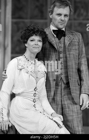 L'attore Sir Anthony Hopkins con l'attrice Samantha Eggar in una scena del gioco di Arthur Schnitzler The Lonely Road. The Old Vic a Londra. 5th febbraio 1985. Foto Stock