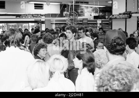 Inaugurazione, Hamleys Toy Shop, Bull Street, Birmingham, 12th ottobre 1985. Hamleys, il negozio di giocattoli più antico e più grande del mondo, apre un nuovo negozio in Bull Street (tre piani dell'ex negozio Debenhams). La nostra foto mostra grandi folle in negozio. Foto Stock