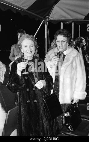 Il cast di Coronation Street partecipa a una festa. Eileen Derbyshire e Betty driver. Dicembre 1985. Foto Stock