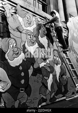 Il Natale arriva presto a Lime Street di Liverpool. La stagione festiva è già in corso presso l'Empire Theatre, dove il personale ha messo in mostra poster per il pannese di quest'anno, il bianco neve e i sette nani. Aprile 1985. Foto Stock