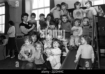 Alcuni dei 25 bambini che hanno partecipato a una gara di ostacoli sponsorizzata organizzata da Parkwood Playgroup. I due e i tre anni passarono attraverso tunnel, su telai di arrampicata e su cerchi. C'era una vasca di pane e torte, caffè e bric-a-brac erano in vendita. L'evento alla Chiesa Metodista di Parkwood ha sollevato circa £55 per nuovi giocattoli. 1st novembre 1985. Foto Stock