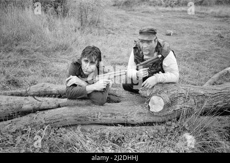 Il Pan di carne e John Parr prendono parte ad un gioco di sopravvivenza in legno comune, vicino Hatfield. 13th settembre 1986. Foto Stock