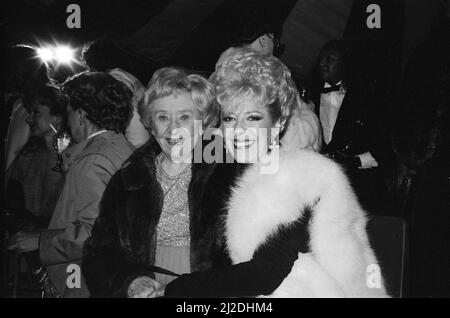 Il cast di Coronation Street partecipa a una festa. Doris Speed e Julie Goodyear. Dicembre 1985. Foto Stock