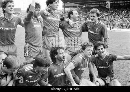 Chelsea 0-1 Liverpool, partita di campionato a Stamford Bridge, sabato 3rd maggio 1986. Liverpool Football Club, vinci l'ultima partita della stagione 1985/86 per aggiudicarti il primo titolo di divisione per un record di 16th volte. I giocatori di Liverpool festeggiano la fila da sinistra a destra: Gary Gillespie, Mark Lawrenson, Alan Hansen, Bruce Grobbelaar e Kenny Dalglish.prima fila da sinistra a destra: Steve McMahon, Ronnie Whelan, Craig Johnston, Steve Nicol e Jim Beglin. Foto Stock