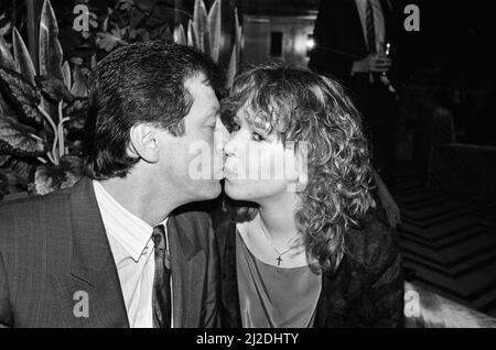 Le stelle di EastEnders Leslie Grantham e Susan Tully partecipano all'apertura della discoteca Paradise Lost, Watford. 15th novembre 1985. Foto Stock