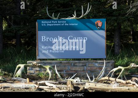 Cartello Brooks Camp al Katmai National Park, Alaska, con gigantesche arene e tronchi Foto Stock