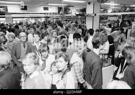 Inaugurazione, Hamleys Toy Shop, Bull Street, Birmingham, 12th ottobre 1985. Hamleys, il negozio di giocattoli più antico e più grande del mondo, apre un nuovo negozio in Bull Street (tre piani dell'ex negozio Debenhams). La nostra foto mostra grandi folle in negozio. Foto Stock