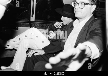 Prince, cantante statunitense, arriva all'aeroporto di Gatwick. È nel Regno Unito per tre concerti, prima tappa del suo Parade Tour, che si terrà alla Wembley Arena, nella foto del 10th agosto 1986. Foto Stock