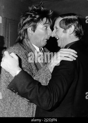 Roderick David 'Rod' Stewart, CBE (Londra, 10 gennaio 1945) è un . Nato e cresciuto a Londra, è di origine scozzese e inglese. Stewart è uno degli artisti musicali più venduti di tutti i tempi, avendo venduto oltre 100 milioni di dischi in tutto il mondo.nel Regno Unito, ha avuto sei album consecutivi numero uno, e il suo conteggio di 62 singoli hit include 31 che hanno raggiunto la top 10, sei dei quali hanno guadagnato la posizione numero uno. Ha avuto 16 top ten singoli negli Stati Uniti, con quattro che raggiungono il numero uno sulla Billboard Hot 100. Nel 2007, ha ricevuto una CBE a Buckingham Palace per i servizi a. Foto Stock