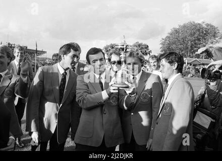 Il torneo di Ryder Cup che si è tenuto dal 13th al 15th settembre 1985 al Brabazon Course of the Belfry di Wishaw, Warwickshire.Team Europe ha vinto la competizione da 16,5 a 11,5 punti, segnando la loro prima vittoria nel torneo. Il capitano Tony Jacklin che detiene il trofeo come compagni di squadra tra cui Seve Ballesteros, Bernhard Langer e Manuel Pinero guardare sopra. 15th settembre 1985. Foto Stock