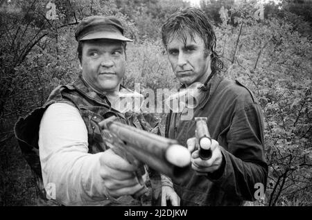 Il Pan di carne e John Parr prendono parte ad un gioco di sopravvivenza in legno comune, vicino Hatfield. 13th settembre 1986. Foto Stock