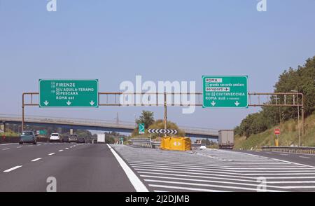 Crocevia con grande segnaletica stradale in autostrada con località italiane come Roma e Firenze Foto Stock