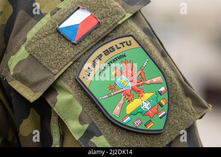 Esercito della Repubblica ceca e stemma su una uniforme soldato, unità di integrazione della forza NATO in Lituania, primo piano Foto Stock