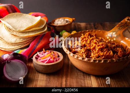 Cochinita pibil. Stufato tipico messicano di Merida, Yucatan, a base di maiale marinato con l'achiote e generalmente accompagnato da fagioli e cipolla rossa w Foto Stock