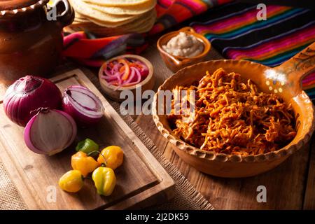 Cochinita pibil. Stufato tipico messicano di Merida, Yucatan, a base di maiale marinato con l'achiote e generalmente accompagnato da fagioli e cipolla rossa w Foto Stock