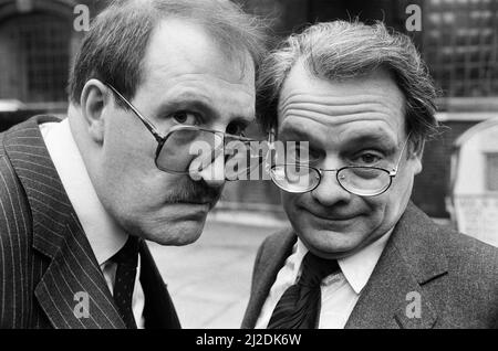 L'attore David Jason, Right, (solo Fools e Horses) e Gordon Kaye ('allo 'allo') sono nominati per i 1985 Film Awards presentati da BAFTA. 16th febbraio 1986. Foto Stock