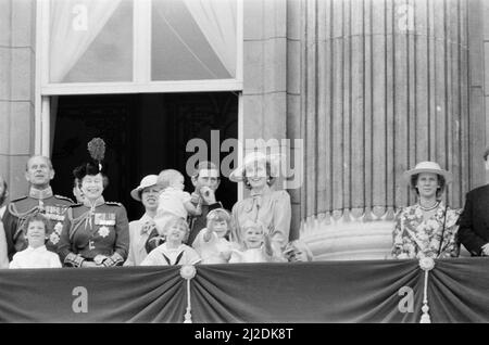 HRH la Principessa del Galles, la Principessa Diana, HRH il Principe del Galles, il Principe Carlo e i loro figli il Principe Guglielmo e il Principe Harry si unirono alla Regina Elisabetta II e alla Famiglia reale sul balcone di Buckingham Palace per la cerimonia del troping del colore del 1985. Foto scattata il 15th giugno 1985 Foto Stock