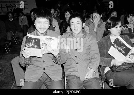 I fan, che tengono il loro programma, godono la performance di George Michael e Andrew Ridgeley da Wham ! In Cina. 1985. Wham! ci siamo stati in un tour di 10 giorni. Nel 1985 la Cina si stava svegliando al mondo esterno dopo la propria Rivoluzione Culturale, e Wham! Erano la prima band occidentale a suonare nella Cina comunista. Foto scattata circa il 9th aprile 1985 Foto Stock