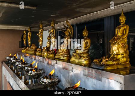 Bangkok, Thailandia - 29 marzo 2022: Le antiche sculture di Buddha d'oro rappresentano un giorno della settimana, la preghiera riempirà l'olio nella lanterna della loro nascita Foto Stock