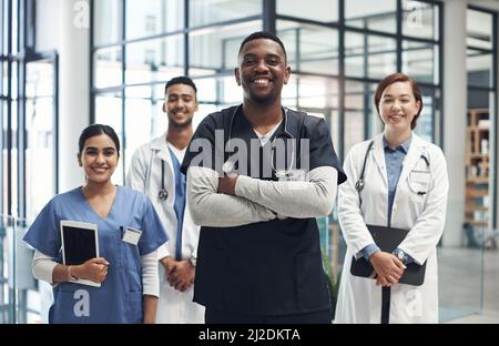 Sono sempre stati orgogliosi di aiutare coloro che ne hanno bisogno. Shot di personale medico insieme al lavoro. Foto Stock