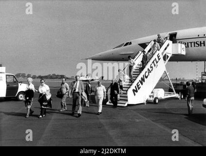 British Airways Concorde Aircraft / Airliner arriva all'aeroporto di Newcastle il 30th agosto 1985. Gli aerei sono stati utilizzati da BA come sostituto del Boeing 737 di linea sul servizio di ritorno da Heathrow a Newcastle e tutti i posti sono stati venduti in poche ore. L'aeromobile è stato utilizzato a causa della mancanza di aerei attraverso controlli di sicurezza a seguito del disastro aereo di Manchester. 30th agosto 1985. Foto Stock