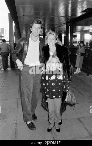 Maxwell Caulfield, dalla soap opera The Colbys, e la moglie Juliet Mills e sua figlia Melissa arrivano all'aeroporto di Gatwick da Los Angeles per le vacanze di Natale. 19th dicembre 1986. Foto Stock
