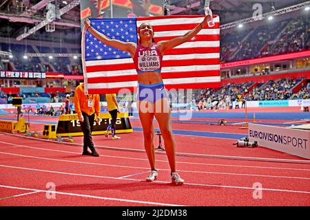 Kendell Williams (USA) si pone con la bandiera degli Stati Uniti dopo aver finito terzo nel pentathlon durante il Campionato Mondiale di Atletica Indoor, Venerdì, Foto Stock