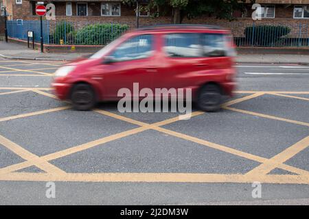 File foto datato 18/08/20 di una visione generale del traffico che passa attraverso un incrocio giallo box sulla A2, nel sud di Londra, come i conducenti sono stati avvertiti di aspettarsi una 'valanga' di multe come consigli in tutta l'Inghilterra sarà presto in grado di applicare giallo box svincoli. Foto Stock